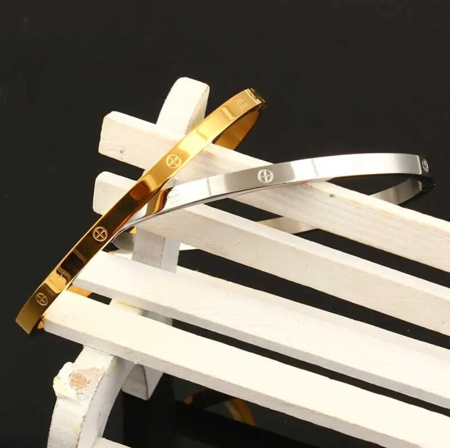 Alexis bangle close up