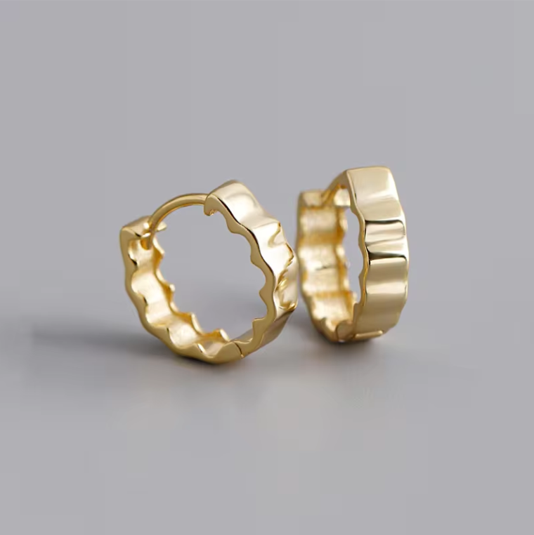 Pleated wavy hoop gold