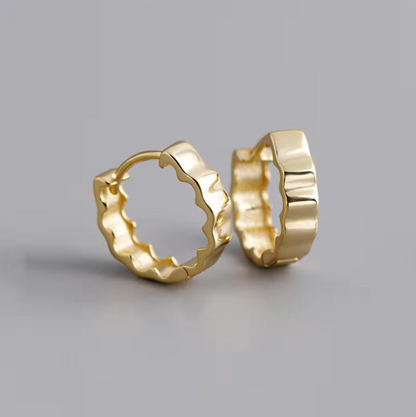 Pleated wavy hoop gold
