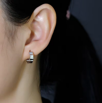 Pleated wavy hoop silver model shot