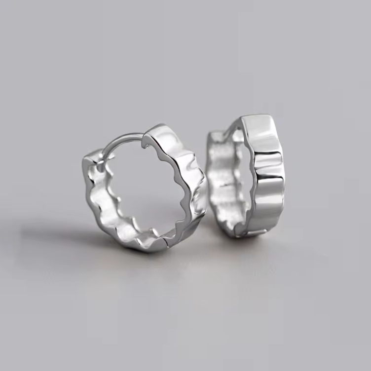 Pleated wavy hoop silver