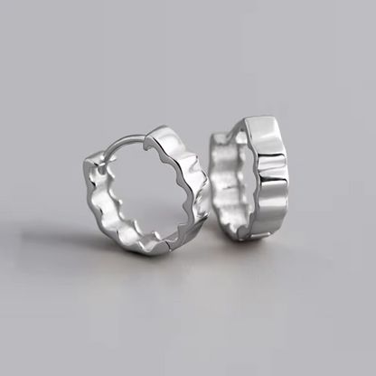 Pleated wavy hoop silver