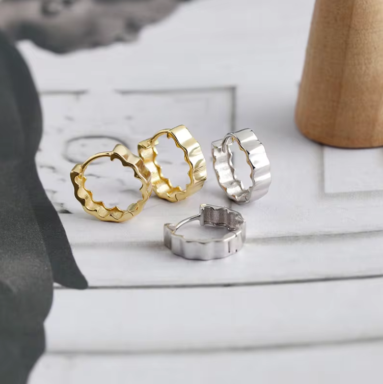 Pleated wavy hoops both colours