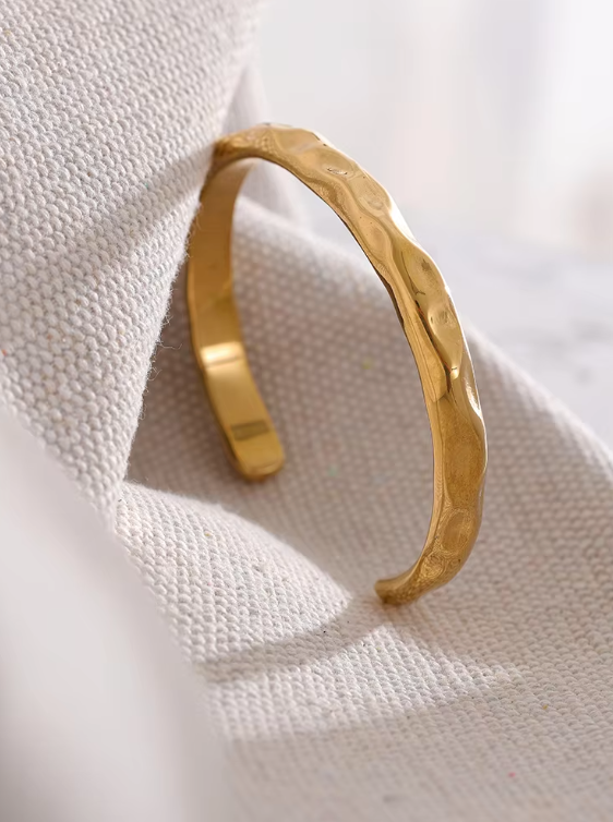 hammered bangle in gold 3
