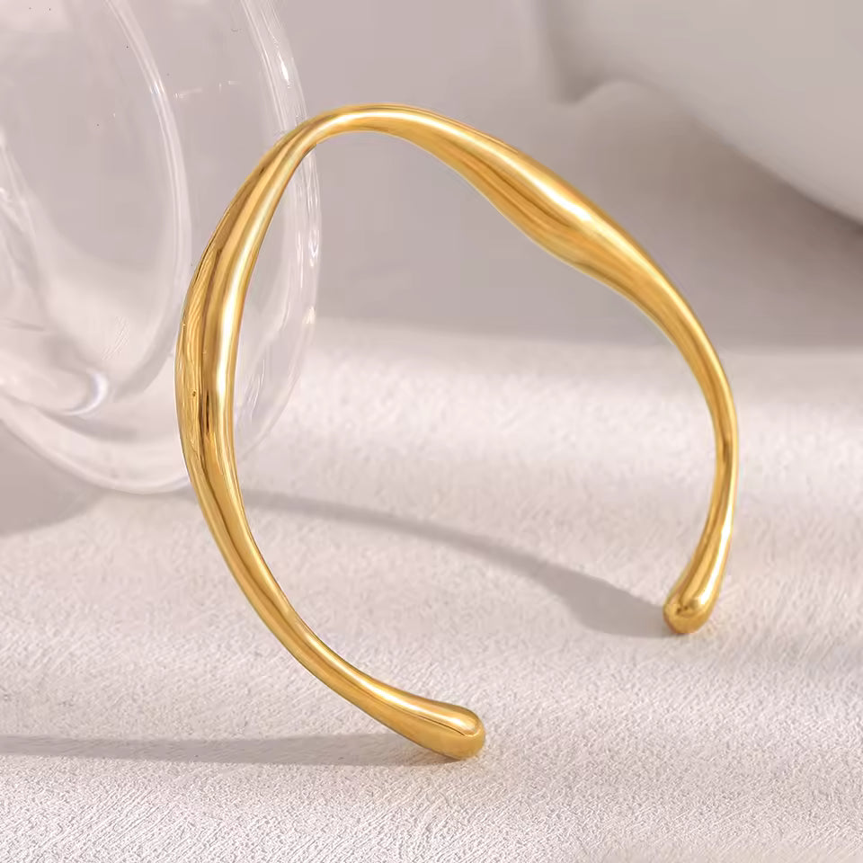 Irregular detail bangle