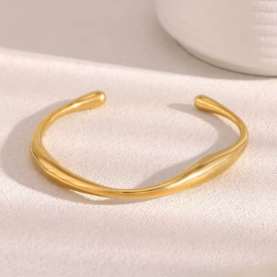 Irregular detail bangle