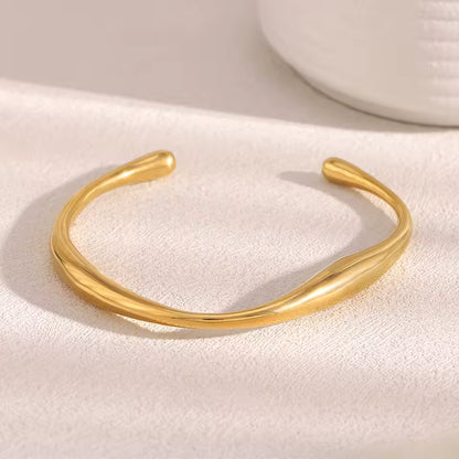 Irregular detail bangle