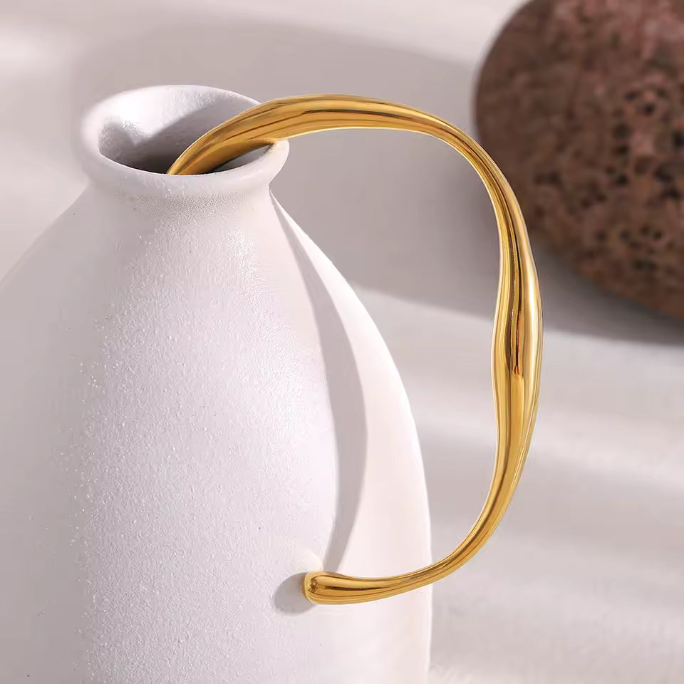Irregular detail bangle