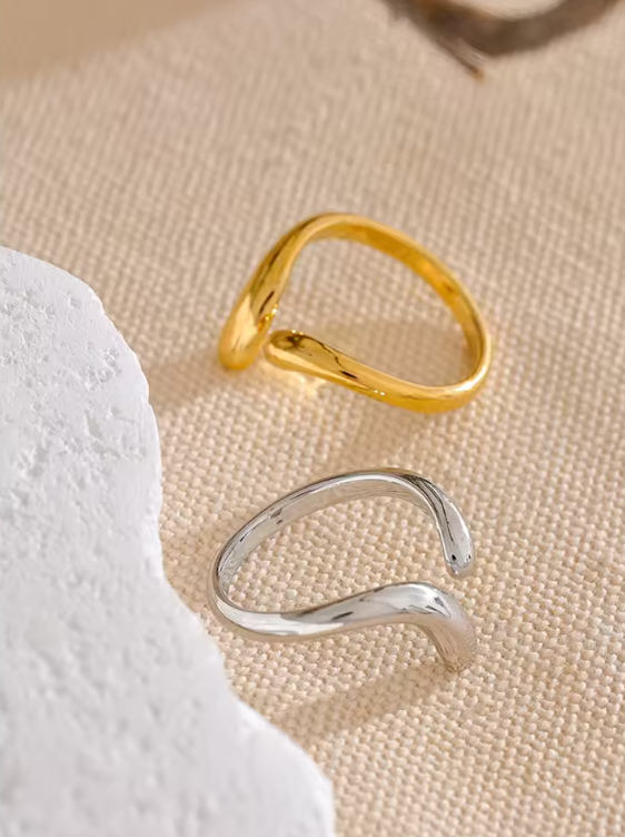 Open curved ring