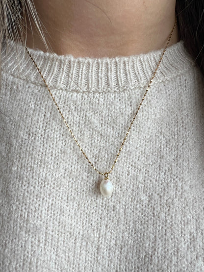 Pearl pendant necklace