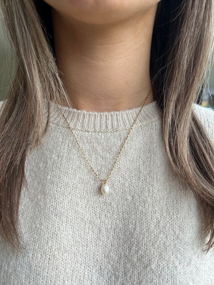 Pearl pendant necklace