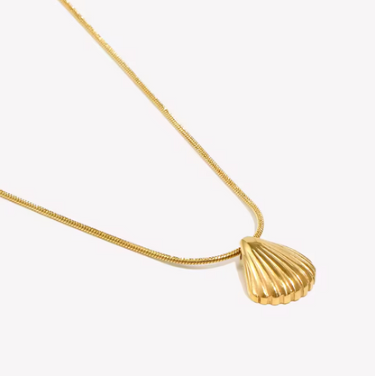 Shell pendant necklace