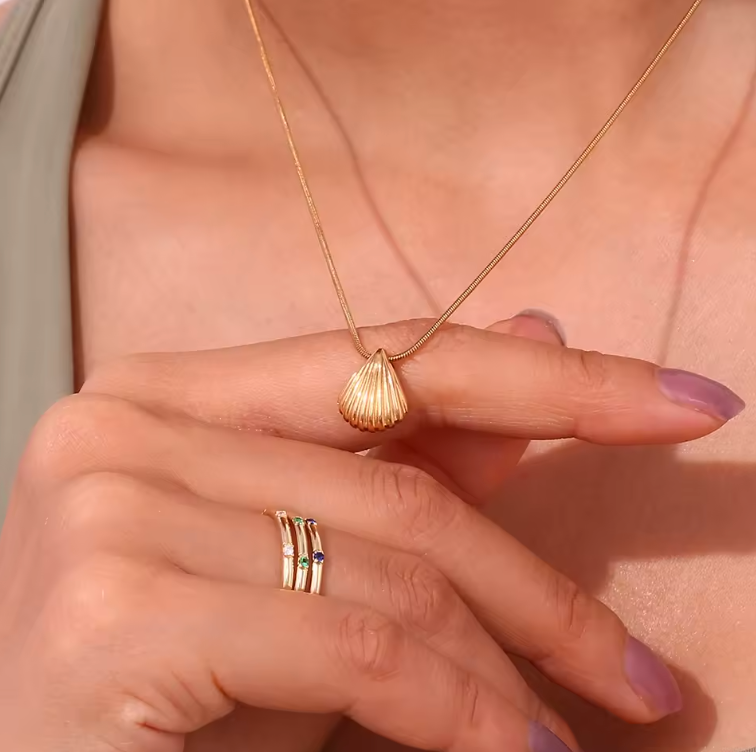 Shell pendant necklace