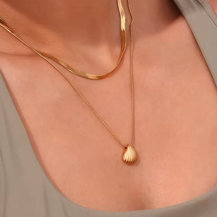 Shell pendant necklace