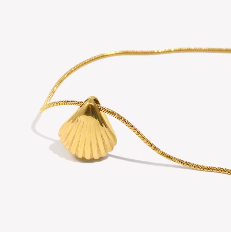 Shell pendant necklace