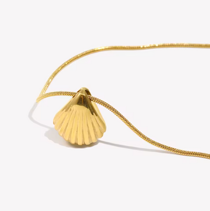 Shell pendant necklace
