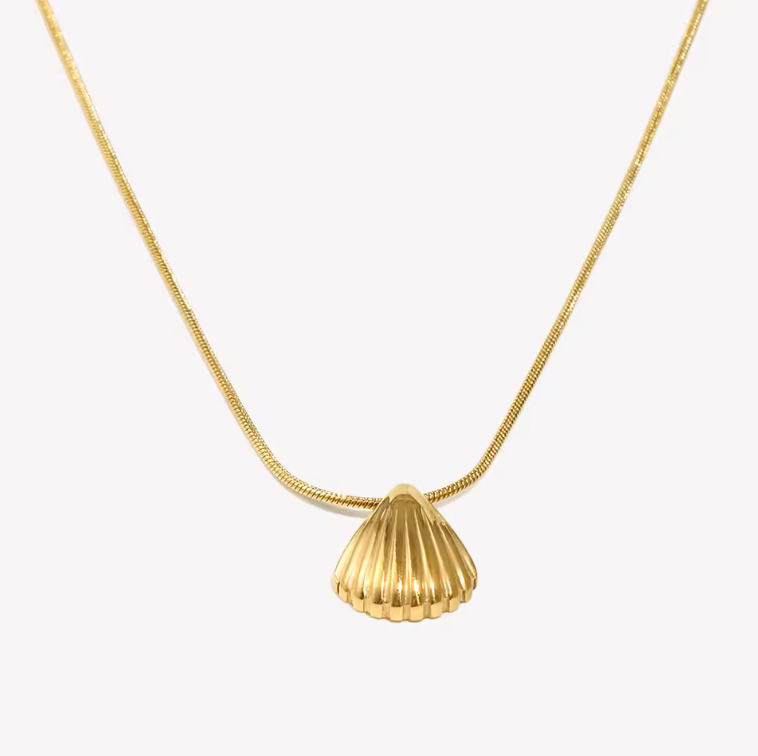 Shell pendant necklace