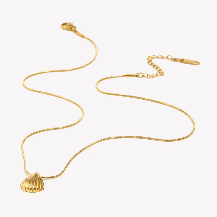 Shell pendant necklace