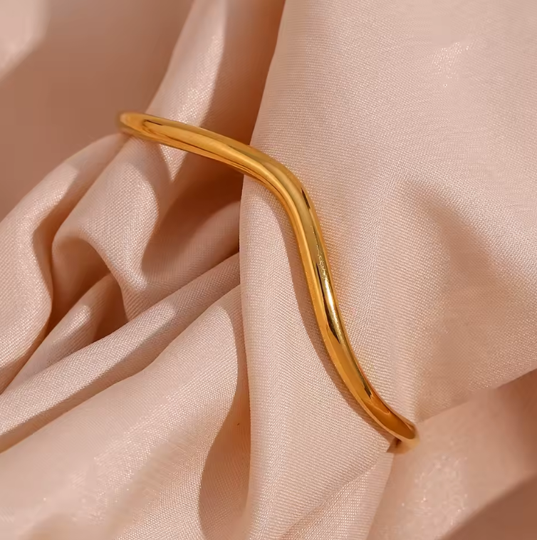 wavy bangle gold