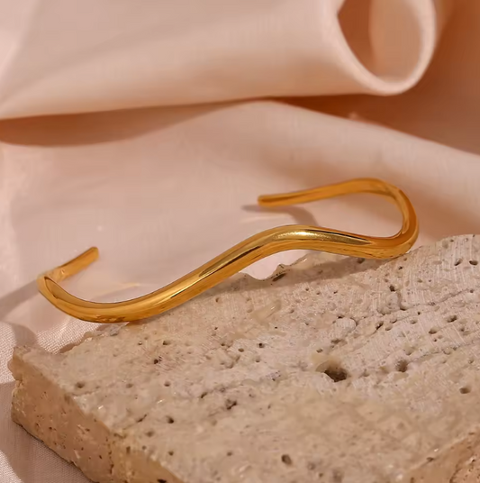 wavy bangle in gold