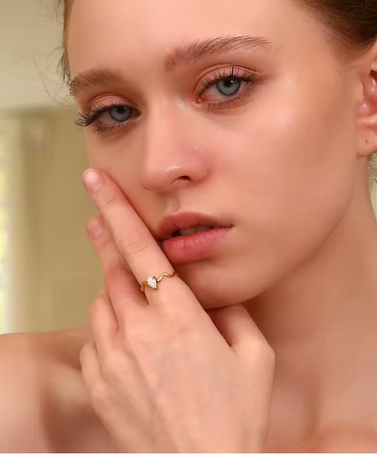 Wavy teardrop ring